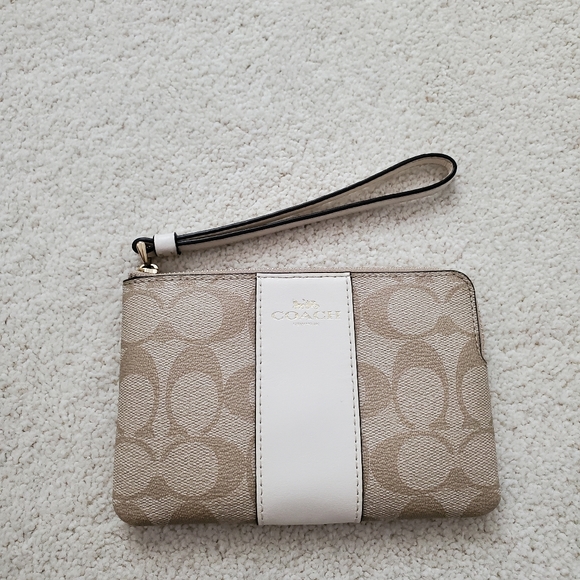 Coach Signature Corner Zip Wristlet in Light Khaki/Chalk